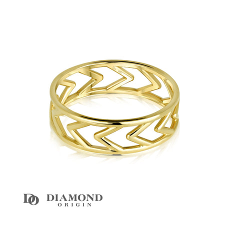 The 14K Gold Chevron Ring by Diamond Origin is a masterpiece of modern design, expert craftsmanship, and timeless elegance. This exquisite gold stackable ring embodies the brand's commitment to create pieces that are unique, sophisticated, and of outstanding quality.